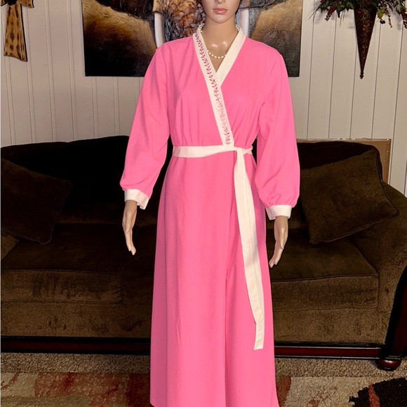 Vintage • 1970’s • Pink/ White • Size Medium • Robe • Floral • Embroidery - Picture 2 of 16